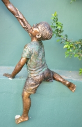 Helping hands - Boys climbing 
